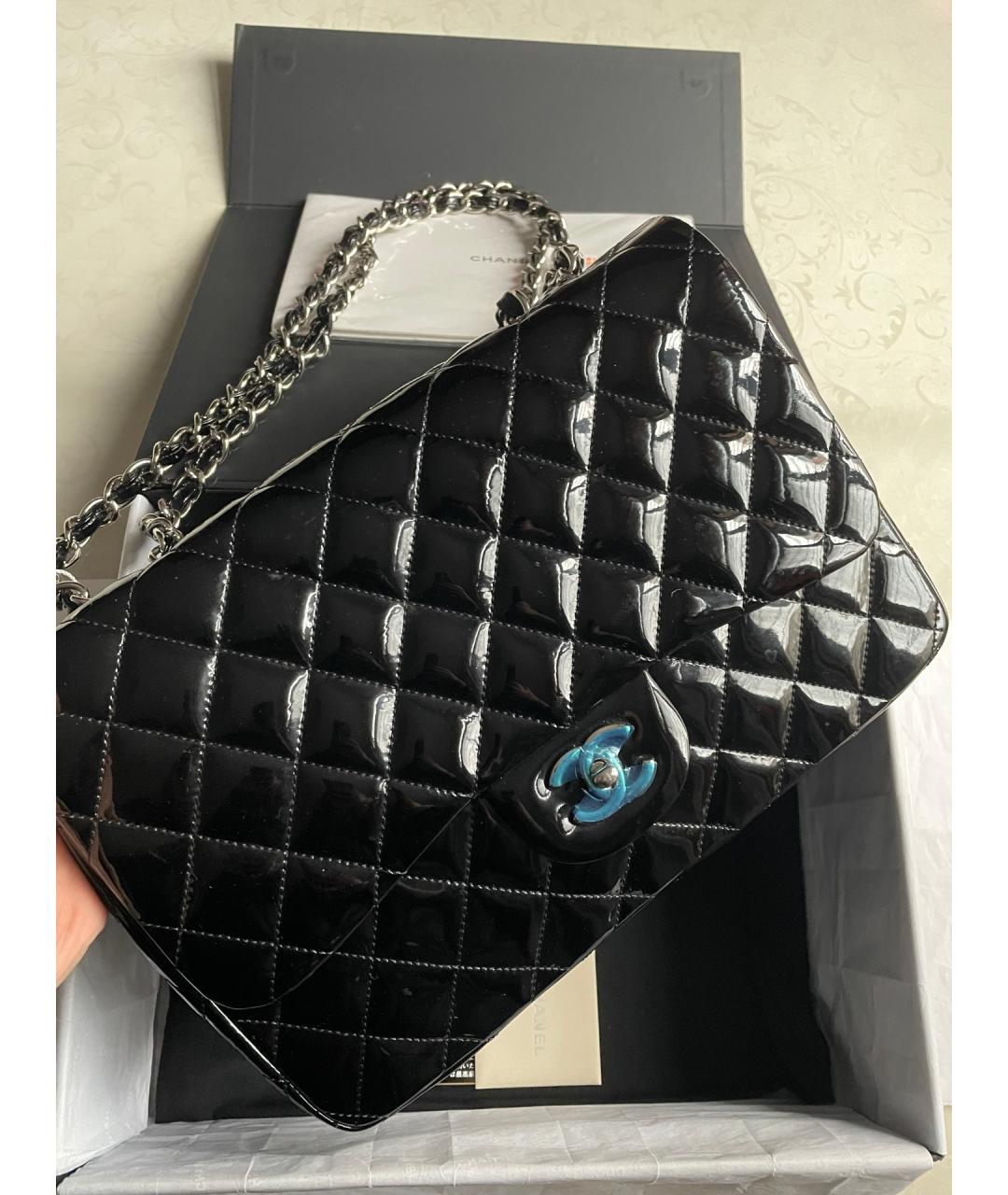 CHANEL Черная сумка через плечо из лакированной кожи, фото 2