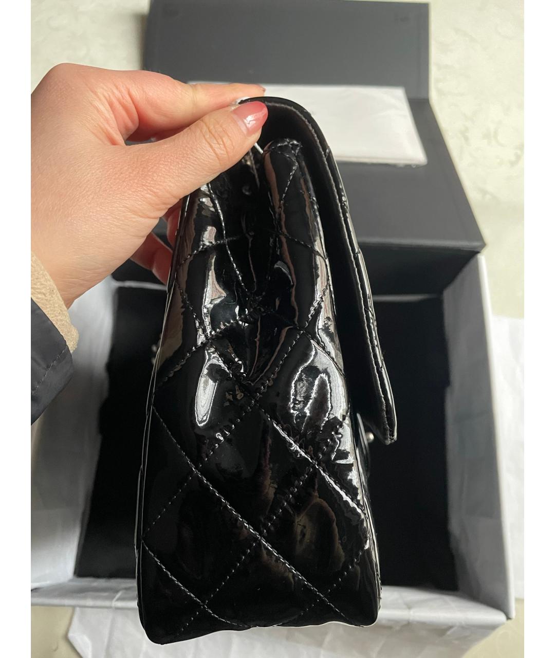 CHANEL Черная сумка через плечо из лакированной кожи, фото 4