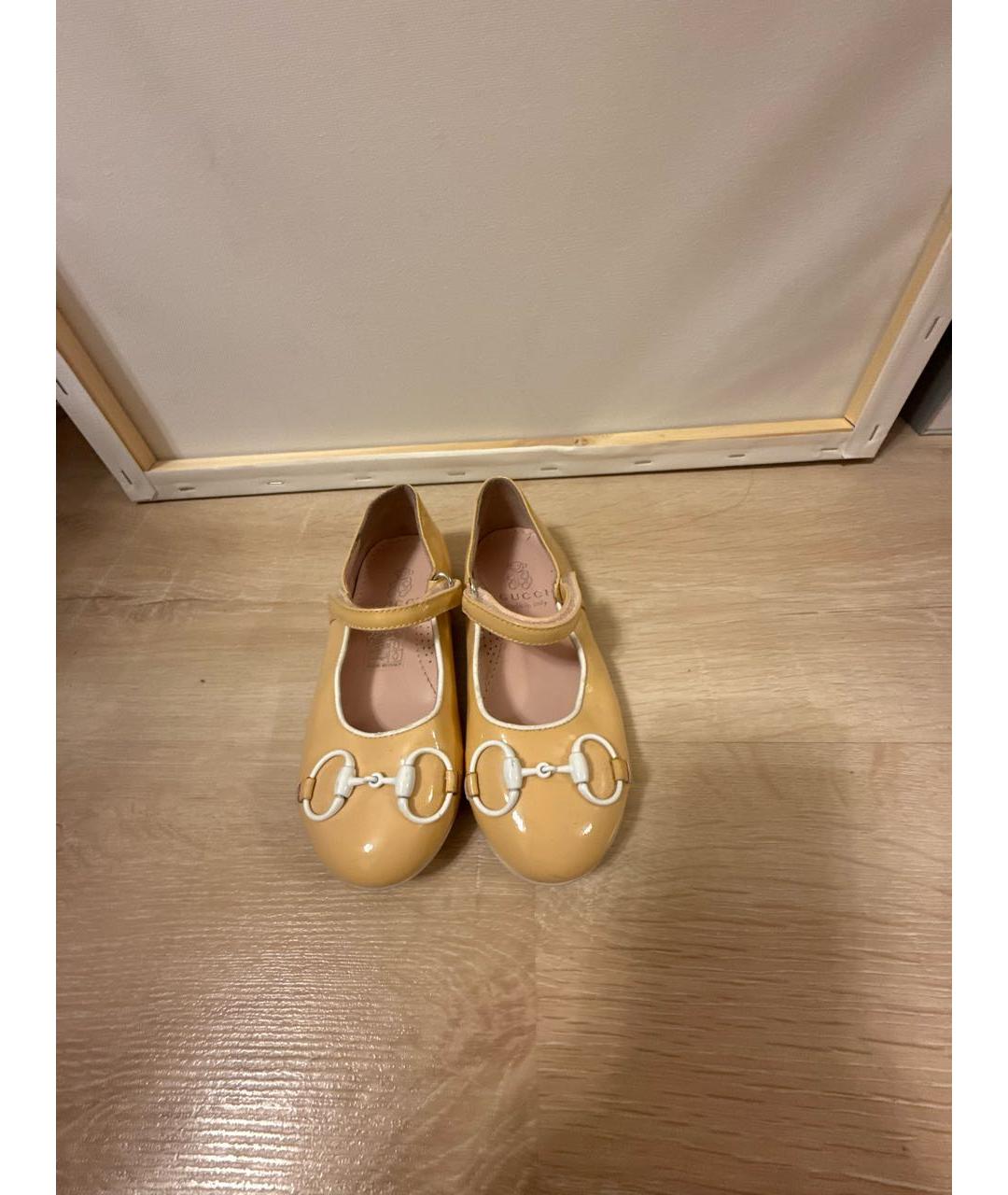 GUCCI KIDS Бежевые туфли из лакированной кожи, фото 2