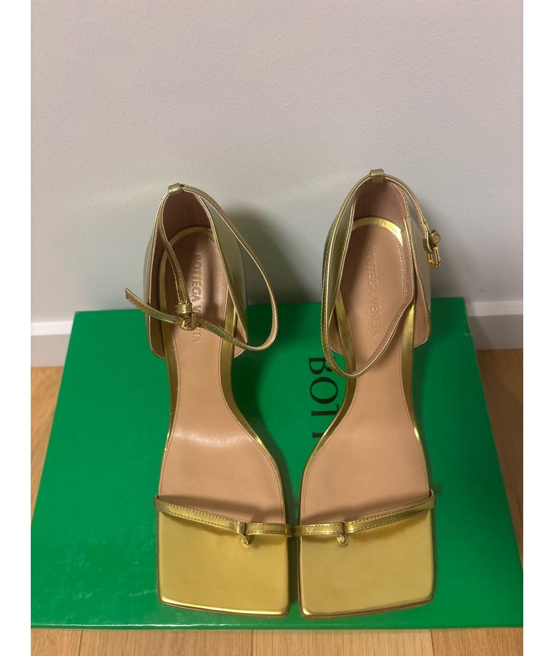 BOTTEGA VENETA Золотые кожаные босоножки, фото 3