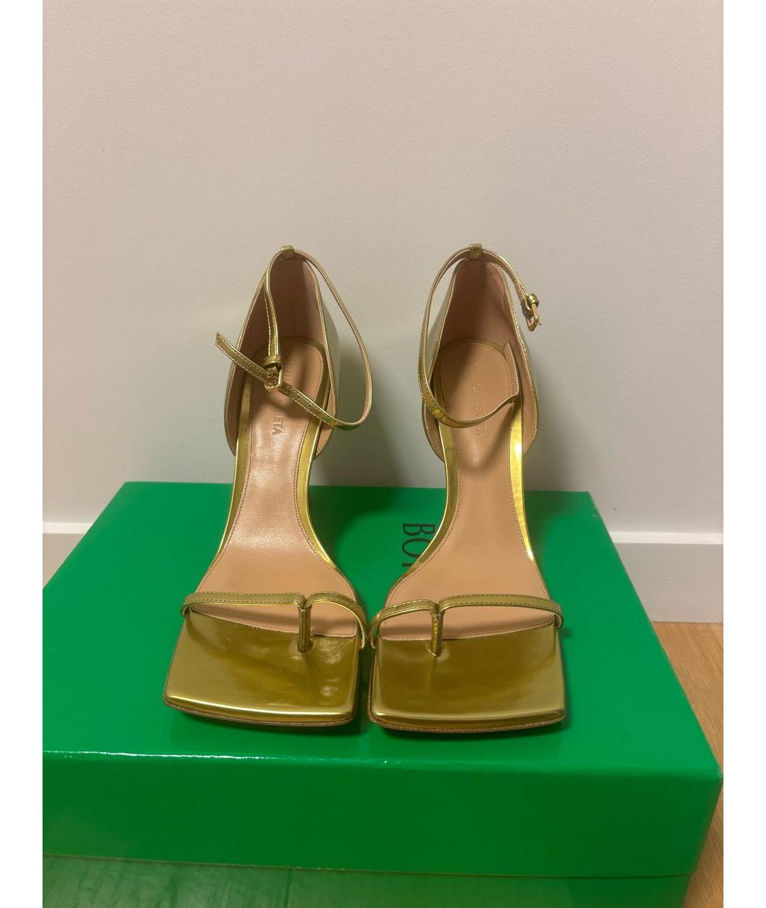 BOTTEGA VENETA Золотые кожаные босоножки, фото 2