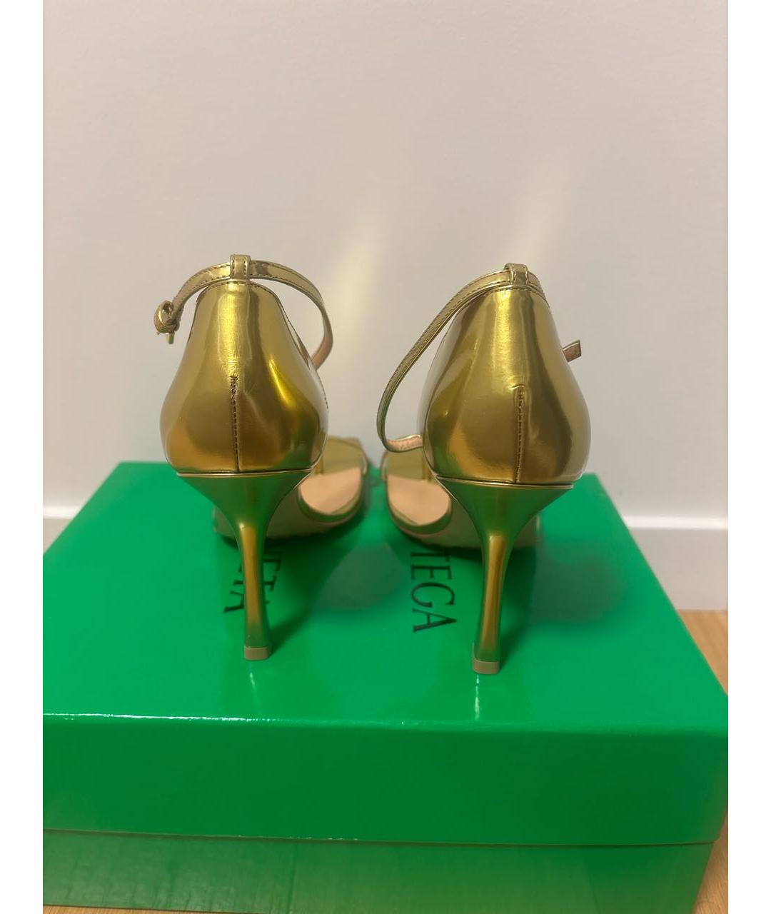 BOTTEGA VENETA Золотые кожаные босоножки, фото 4