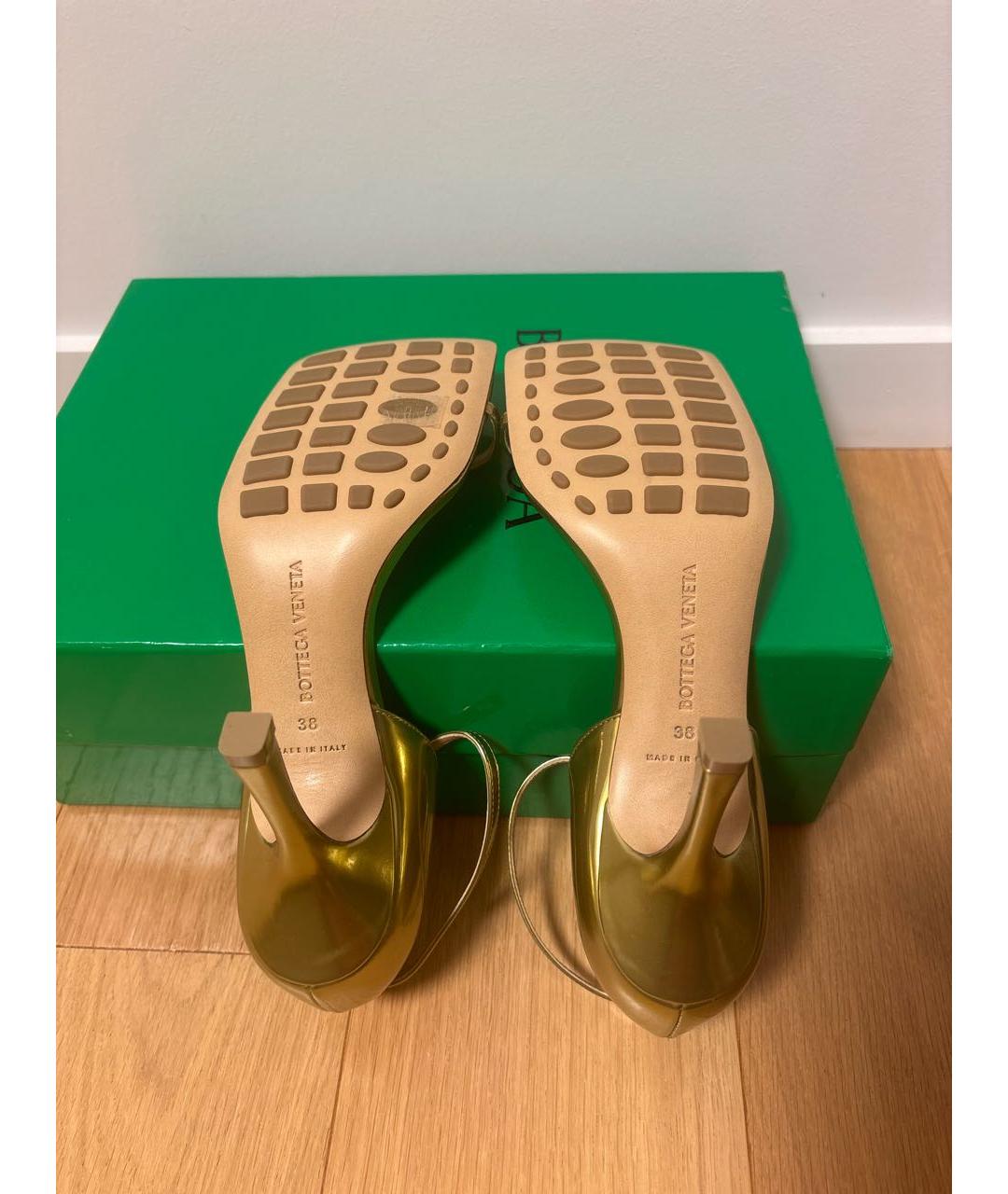 BOTTEGA VENETA Золотые кожаные босоножки, фото 5