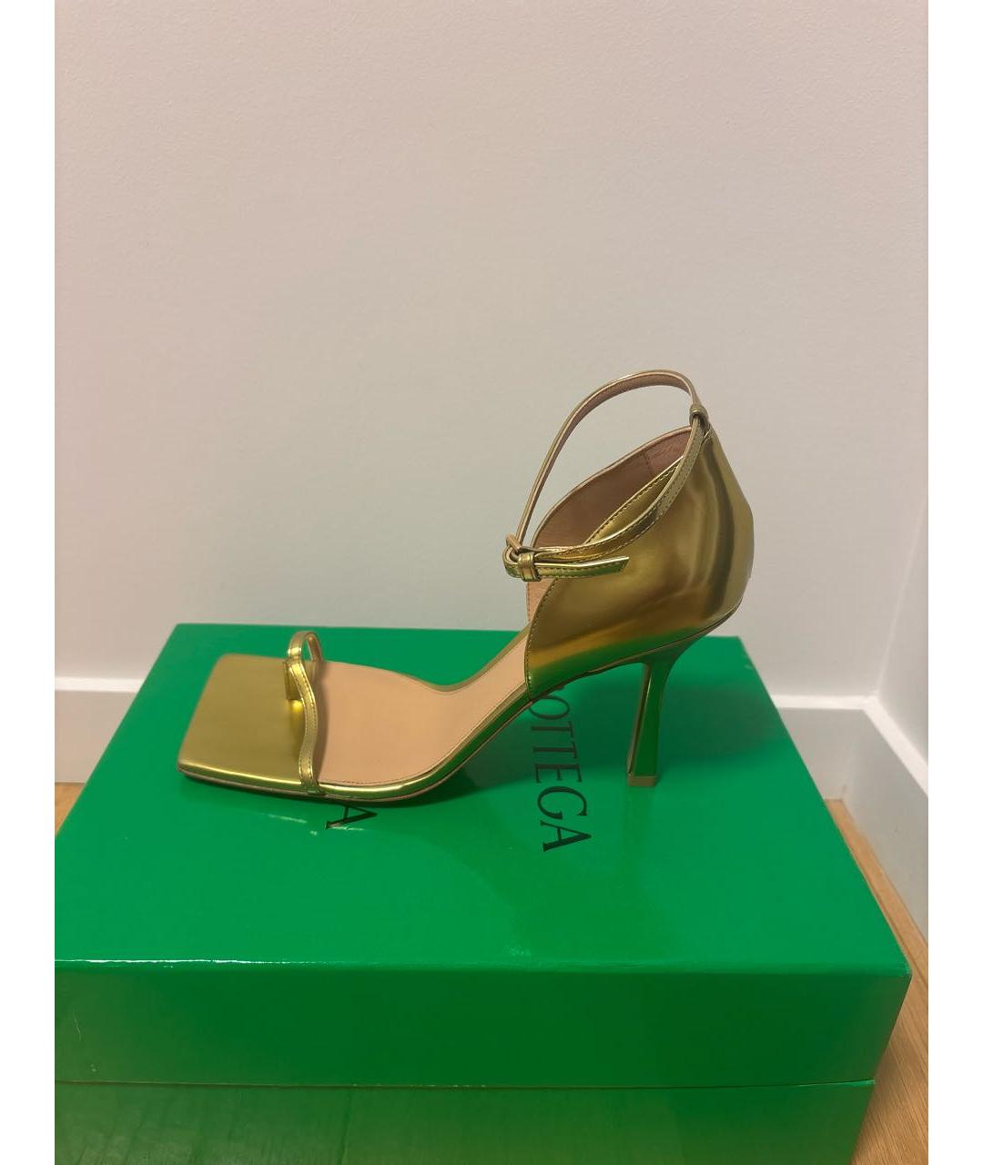 BOTTEGA VENETA Золотые кожаные босоножки, фото 6
