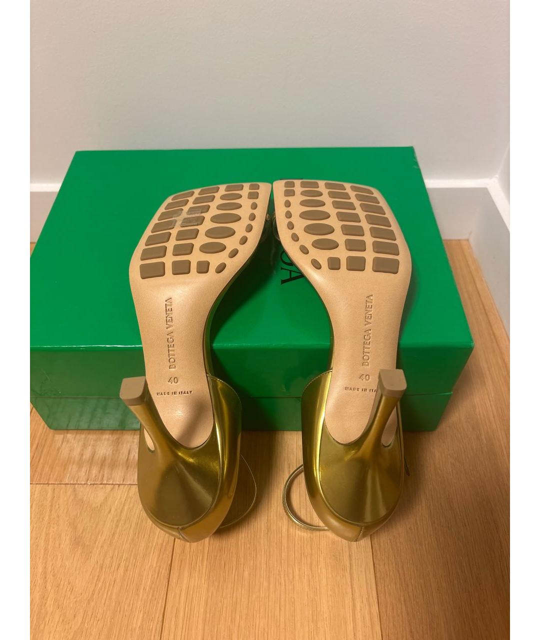 BOTTEGA VENETA Золотые кожаные босоножки, фото 5