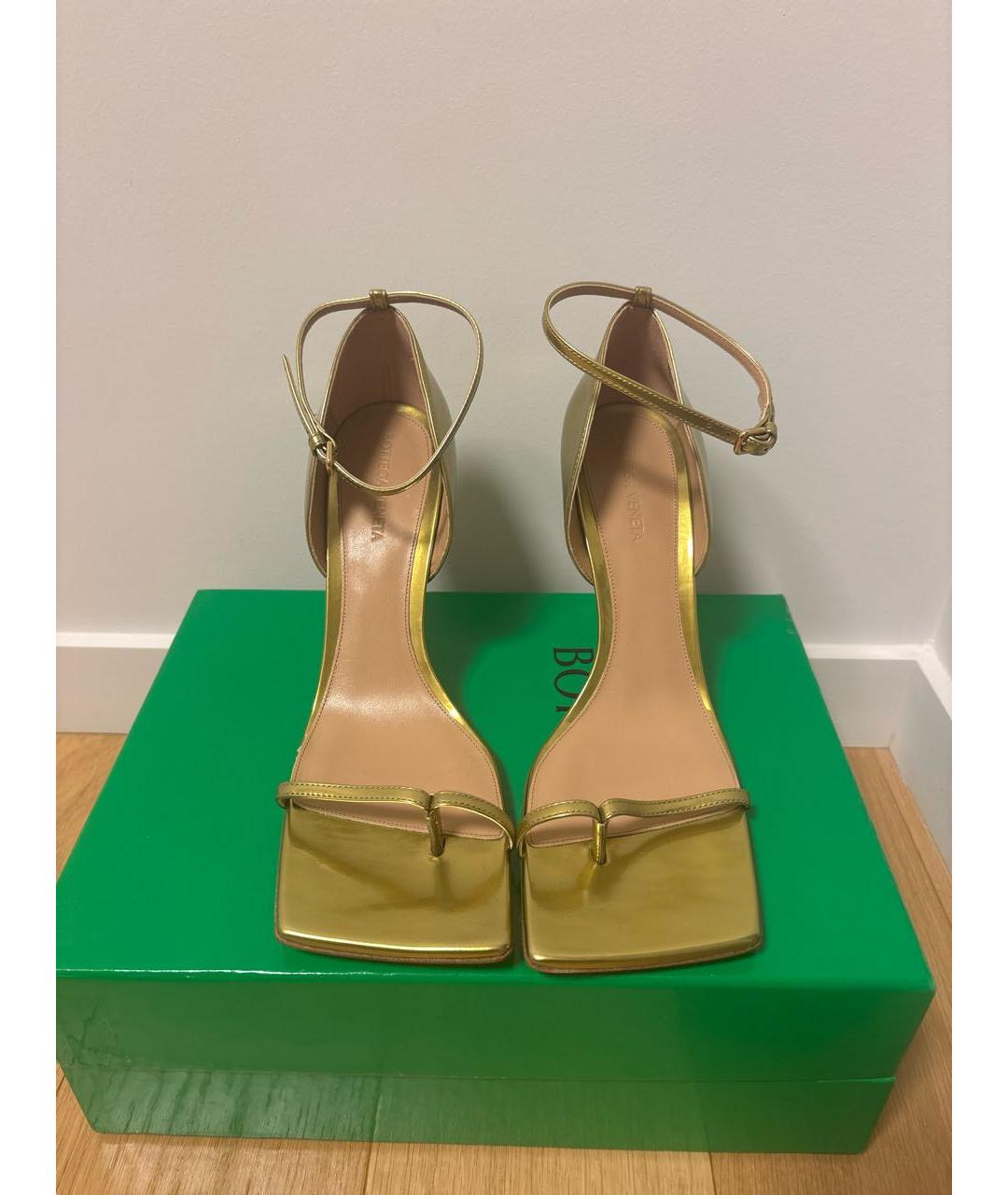 BOTTEGA VENETA Золотые кожаные босоножки, фото 2