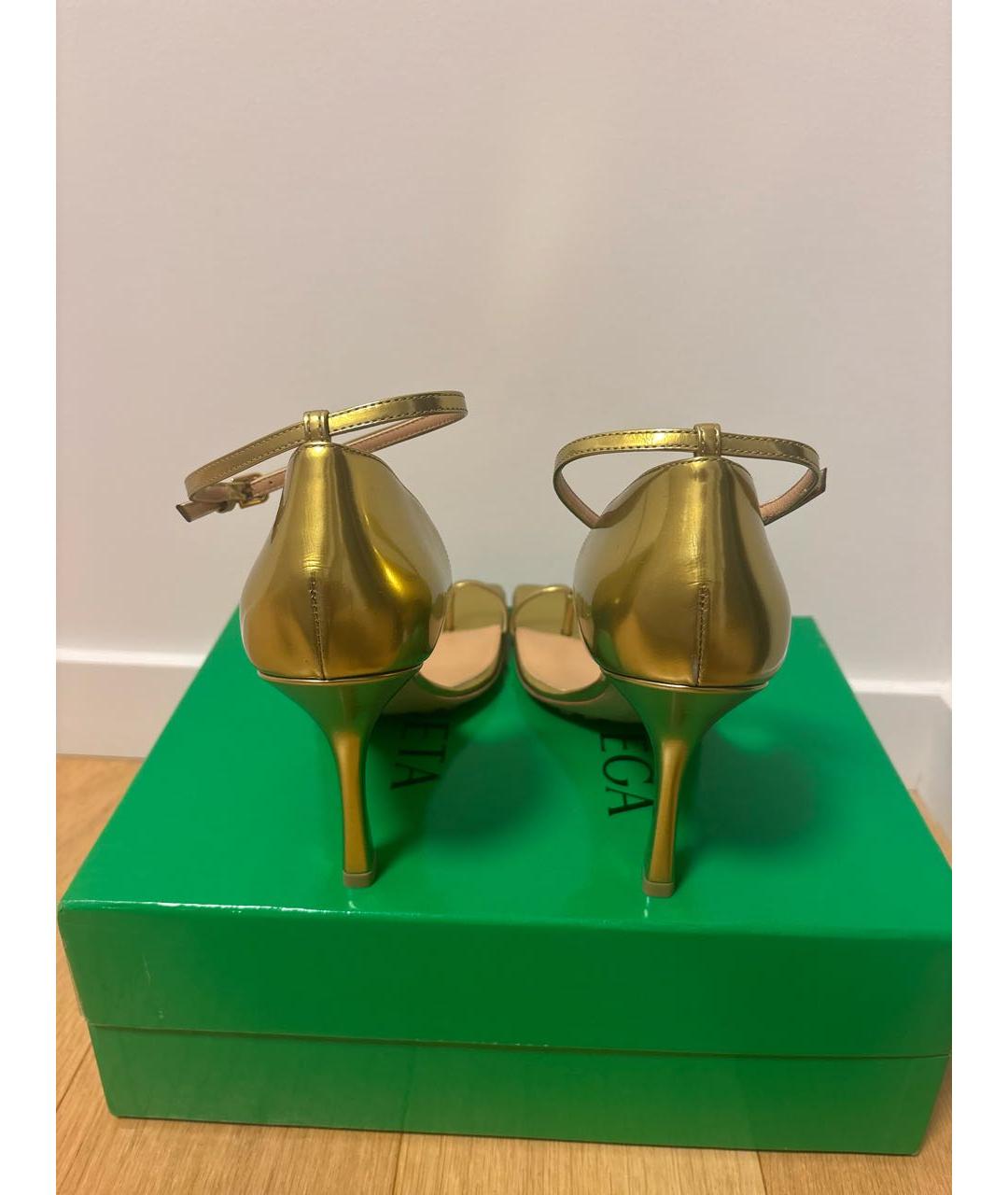 BOTTEGA VENETA Золотые кожаные босоножки, фото 4
