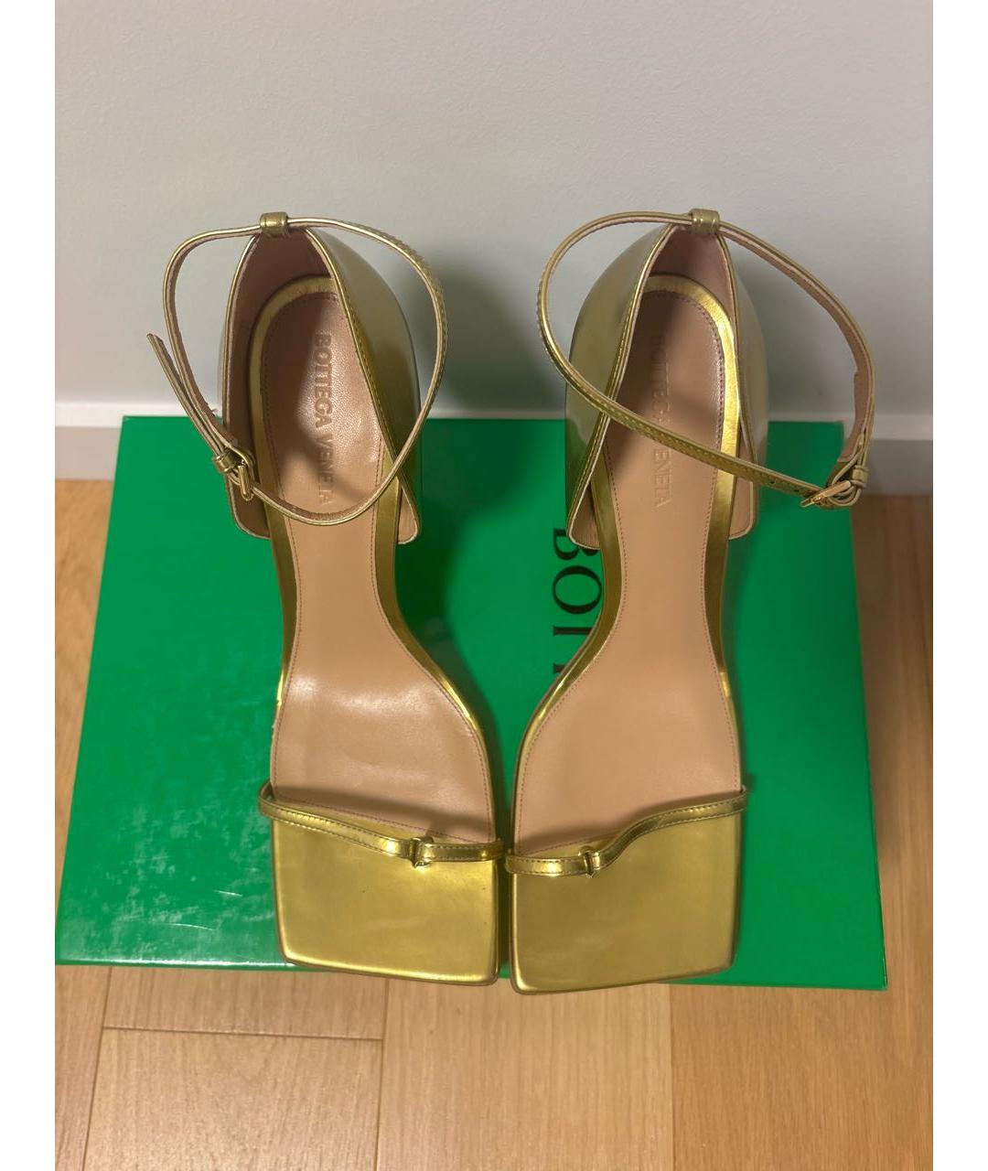 BOTTEGA VENETA Золотые кожаные босоножки, фото 3