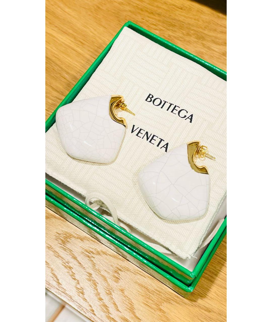 BOTTEGA VENETA Белые латунные серьги, фото 3