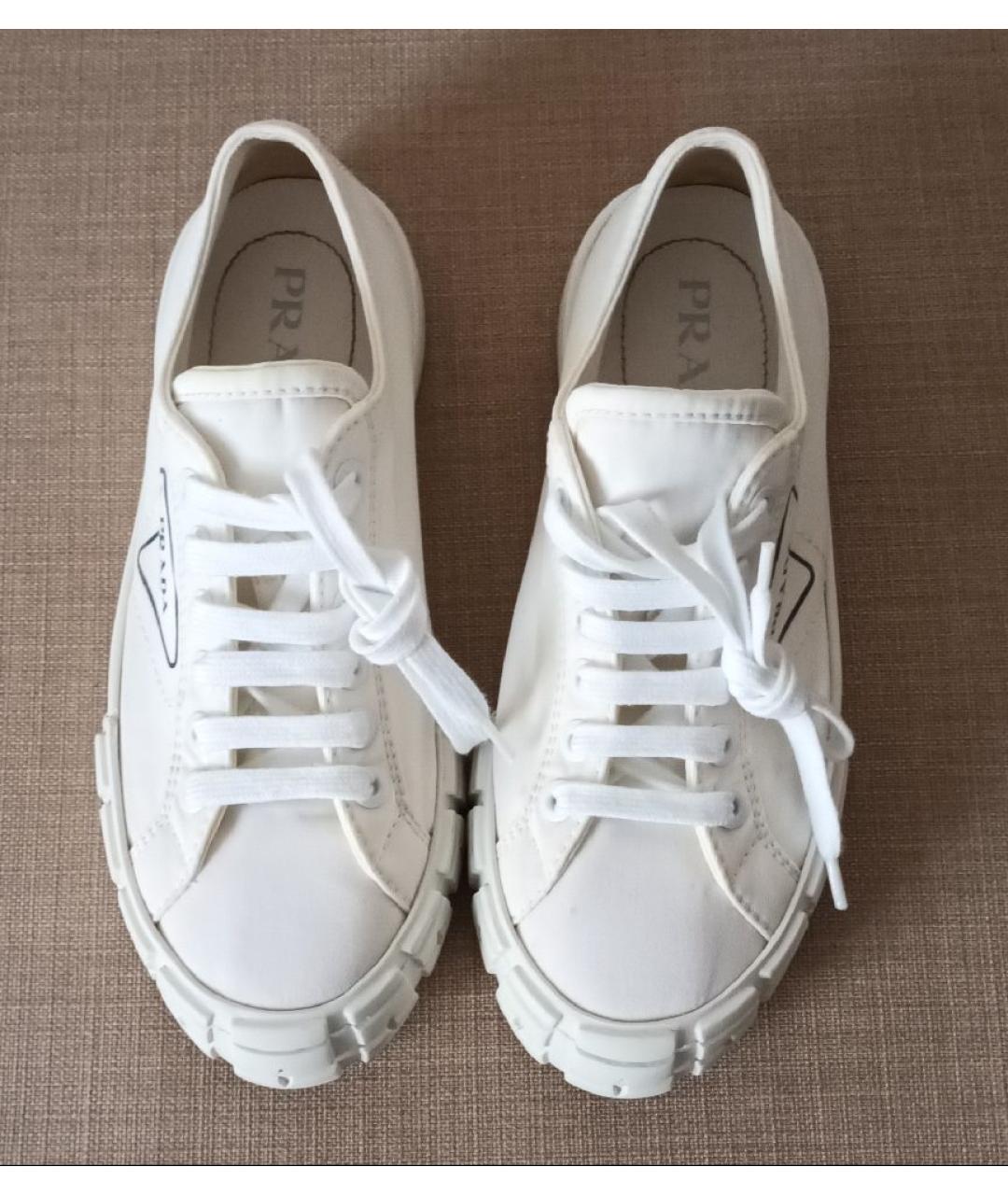 PRADA Белые текстильные кеды, фото 2