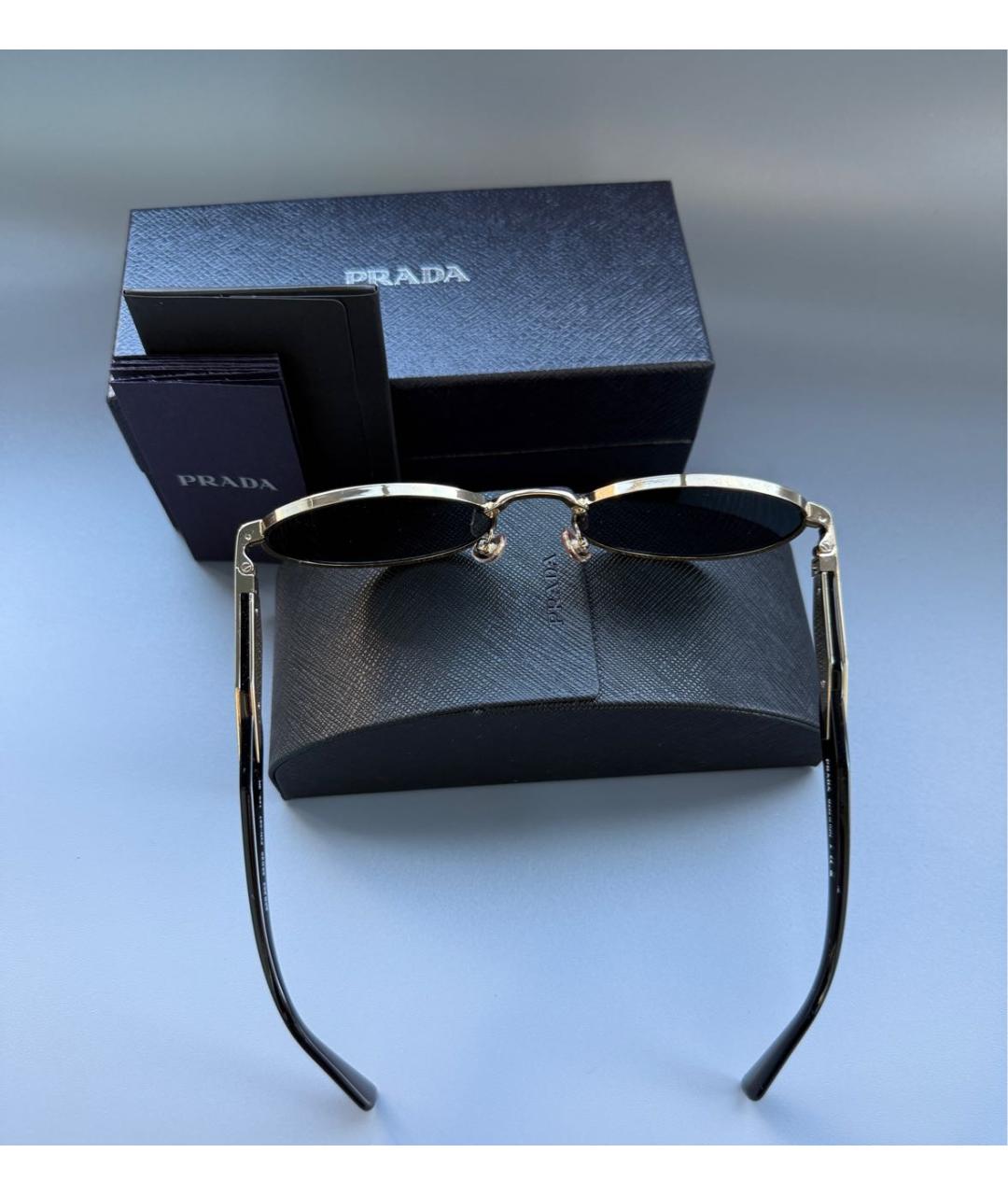 PRADA Антрацитовые пластиковые солнцезащитные очки, фото 3