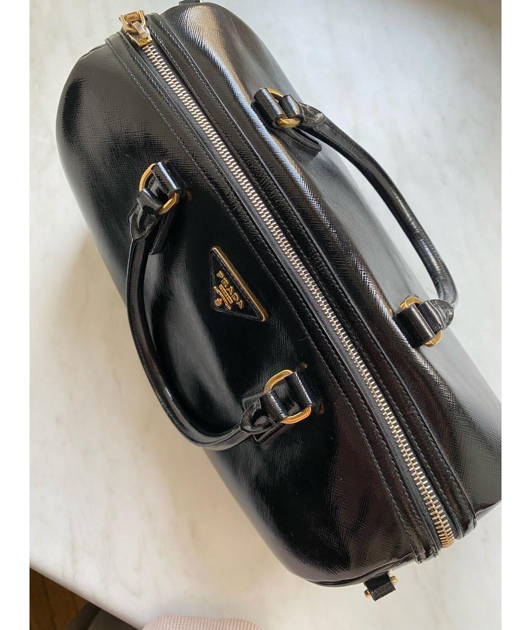 PRADA Черная сумка с короткими ручками из лакированной кожи, фото 2