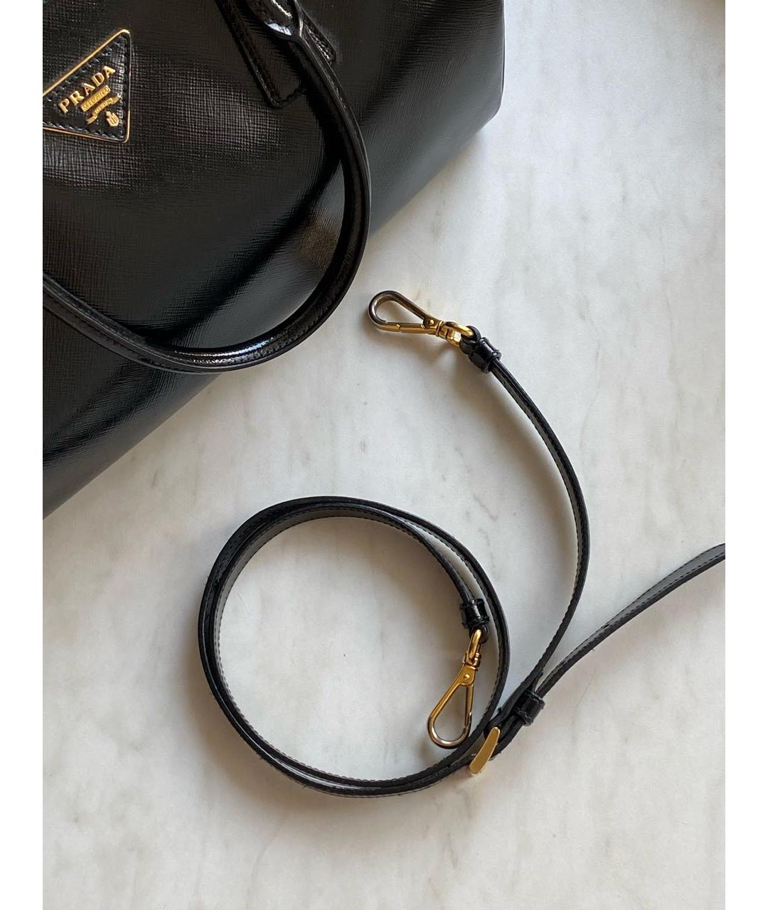 PRADA Черная сумка с короткими ручками из лакированной кожи, фото 6