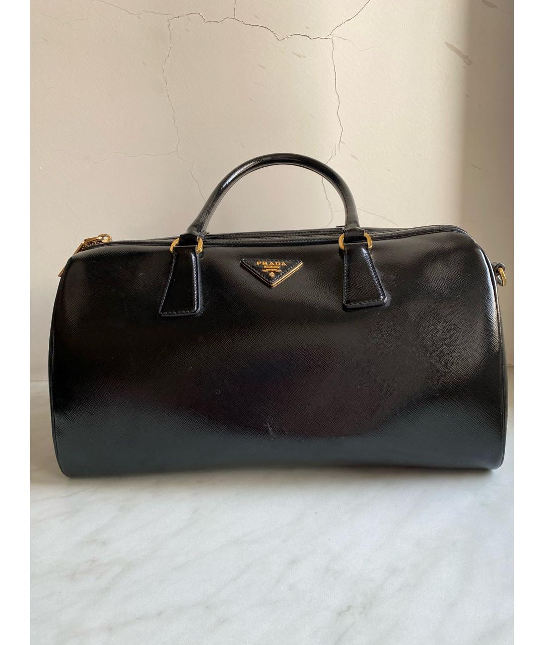 PRADA Черная сумка с короткими ручками из лакированной кожи, фото 9