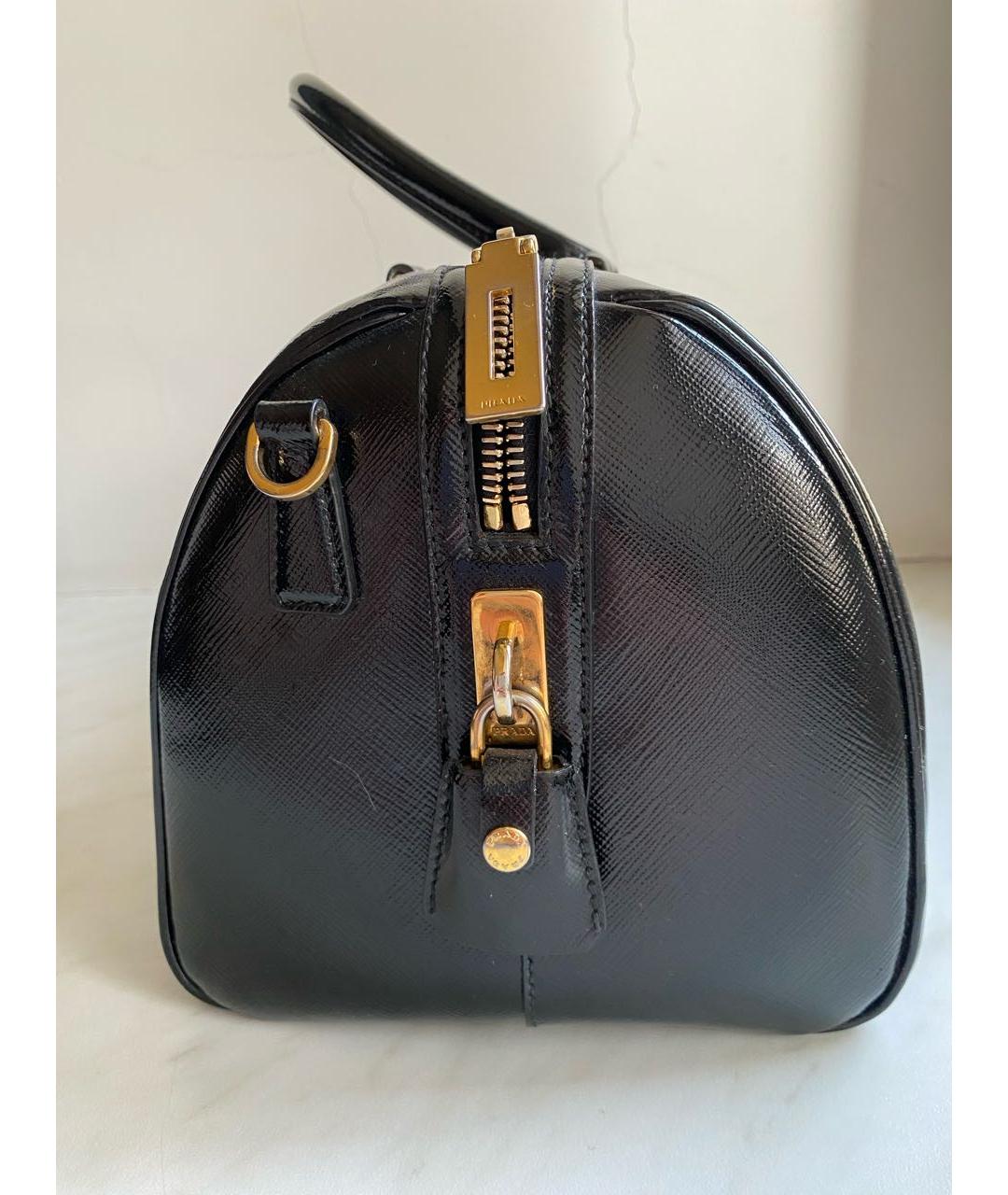 PRADA Черная сумка с короткими ручками из лакированной кожи, фото 3