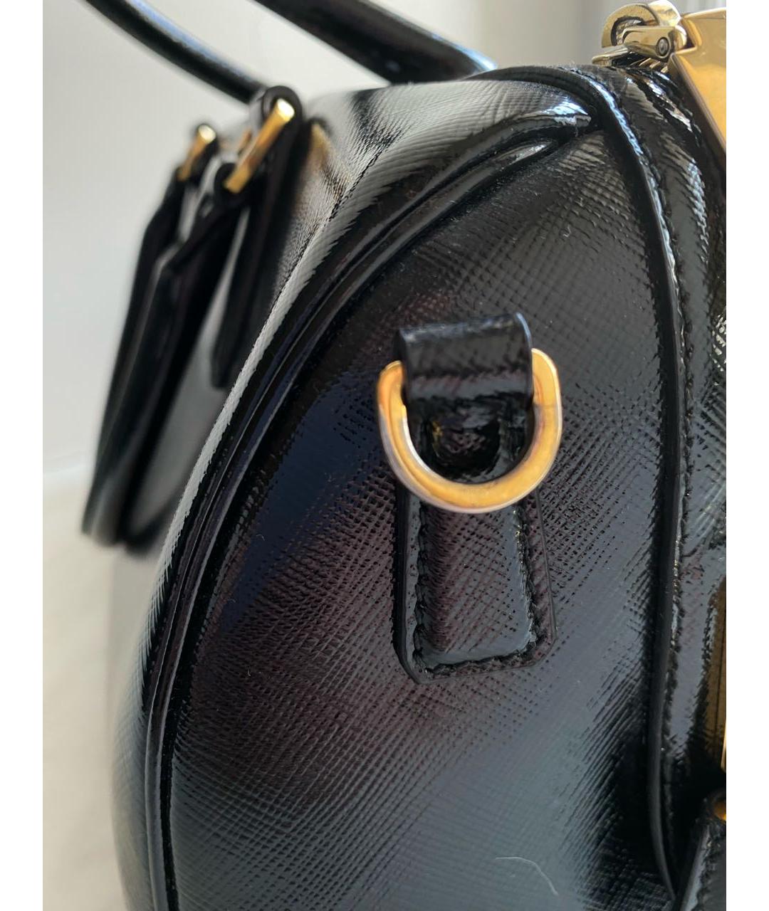PRADA Черная сумка с короткими ручками из лакированной кожи, фото 8