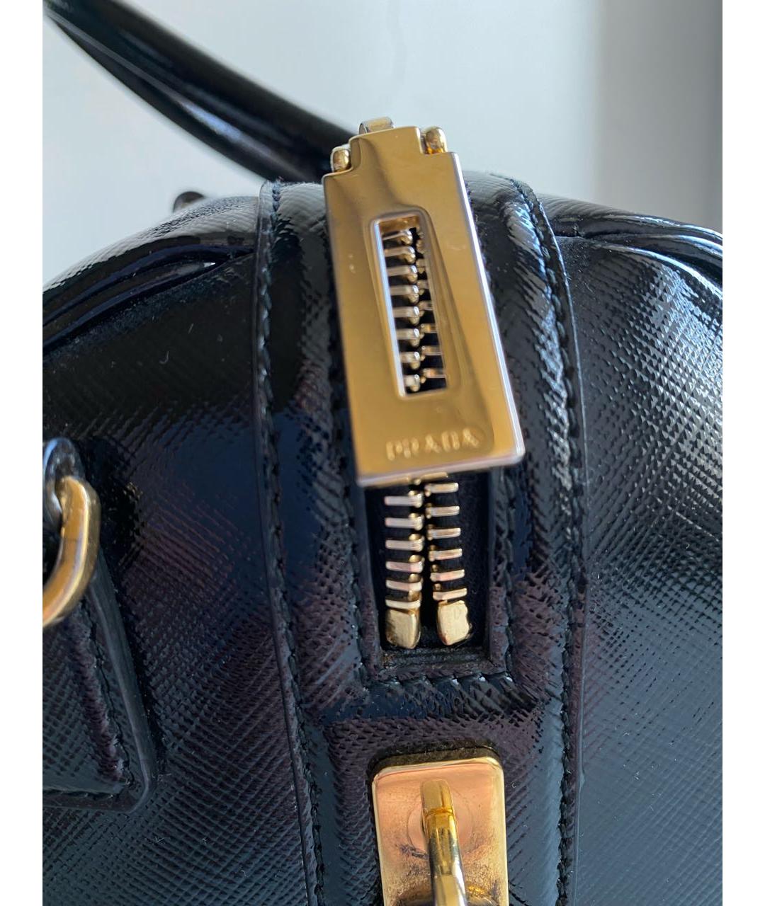 PRADA Черная сумка с короткими ручками из лакированной кожи, фото 7