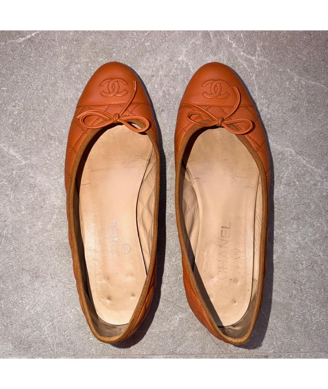 CHANEL Оранжевое кожаные балетки, фото 3