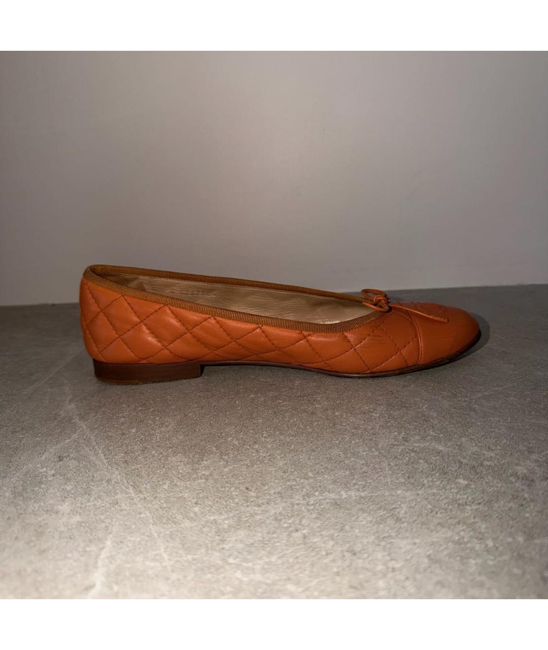CHANEL Оранжевое кожаные балетки, фото 9