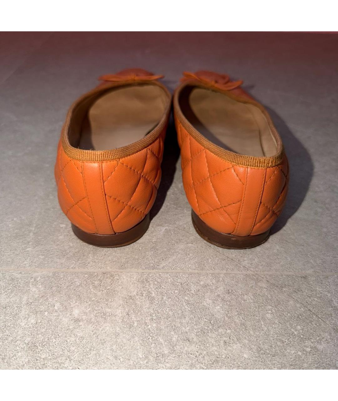 CHANEL Оранжевое кожаные балетки, фото 4