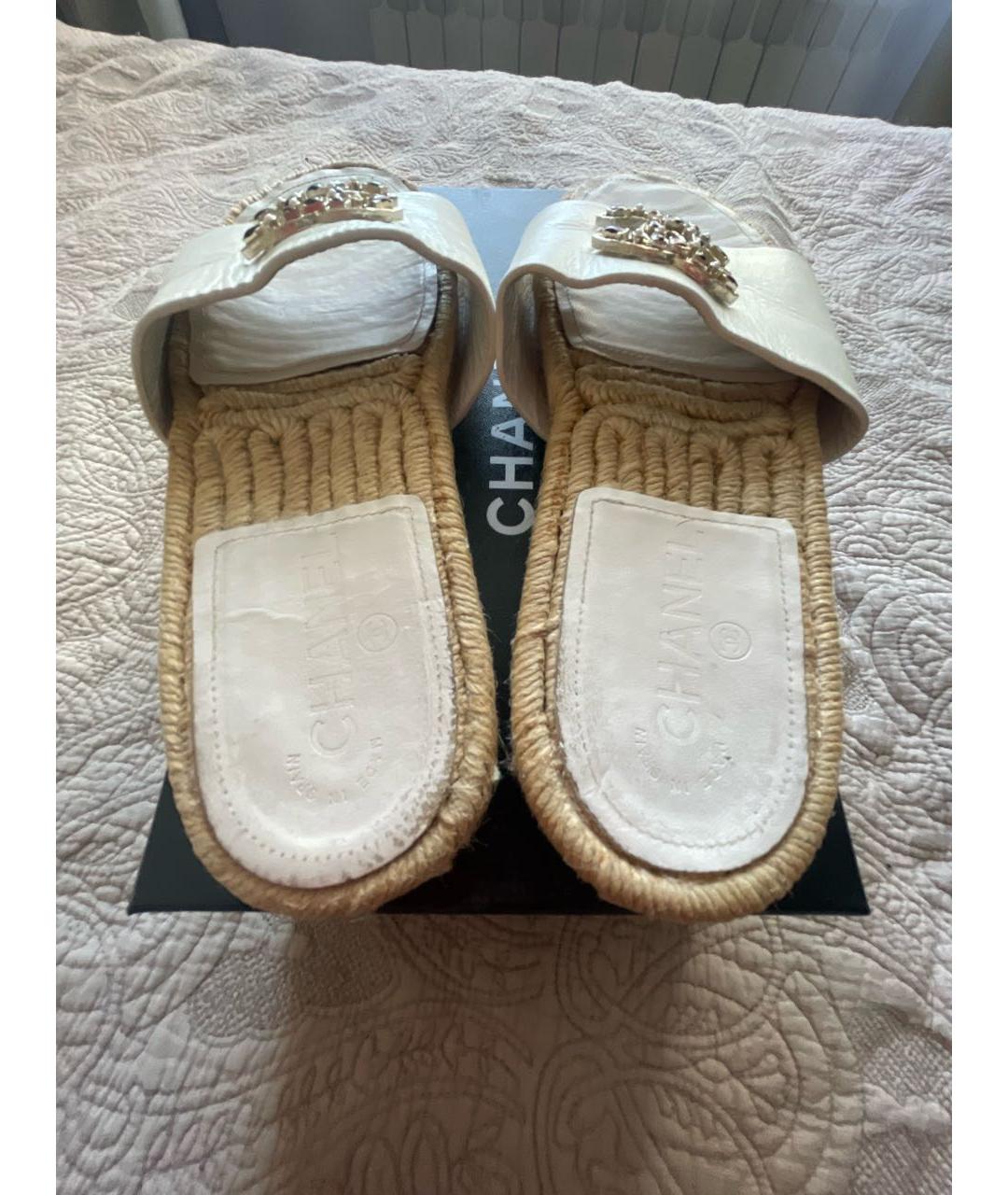 CHANEL Белые кожаные шлепанцы, фото 4