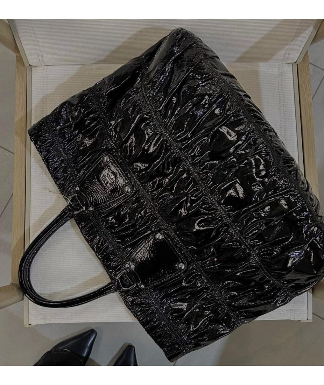 PRADA Черная сумка с короткими ручками из лакированной кожи, фото 7