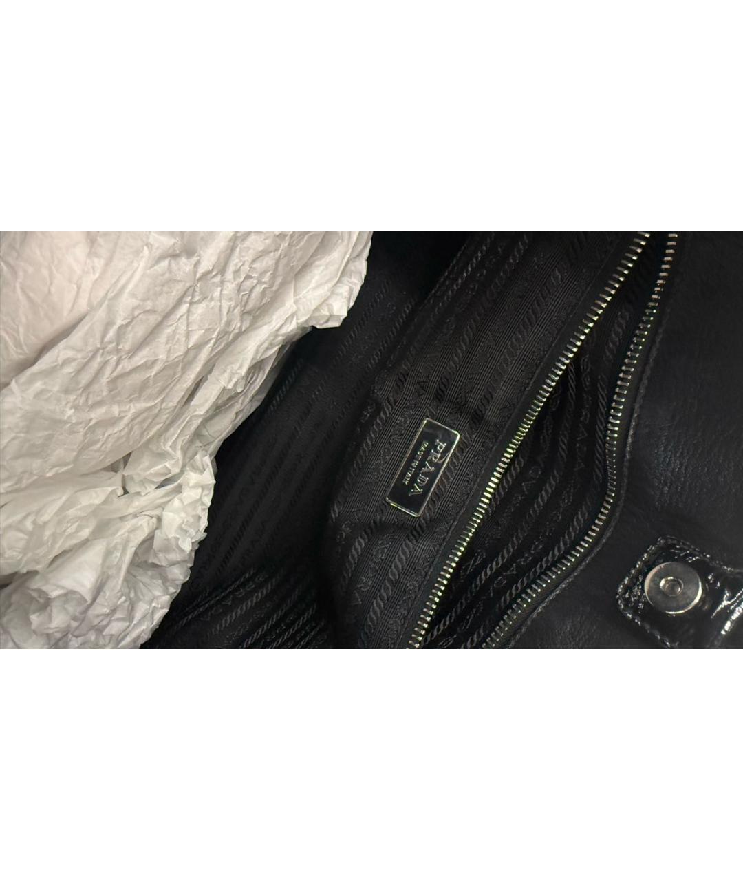 PRADA Черная сумка с короткими ручками из лакированной кожи, фото 3