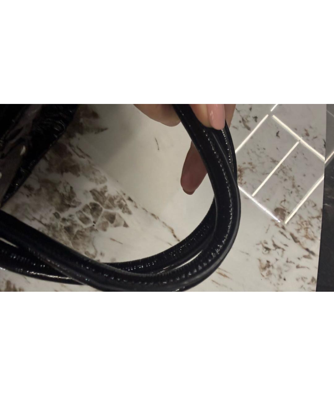 PRADA Черная сумка с короткими ручками из лакированной кожи, фото 4