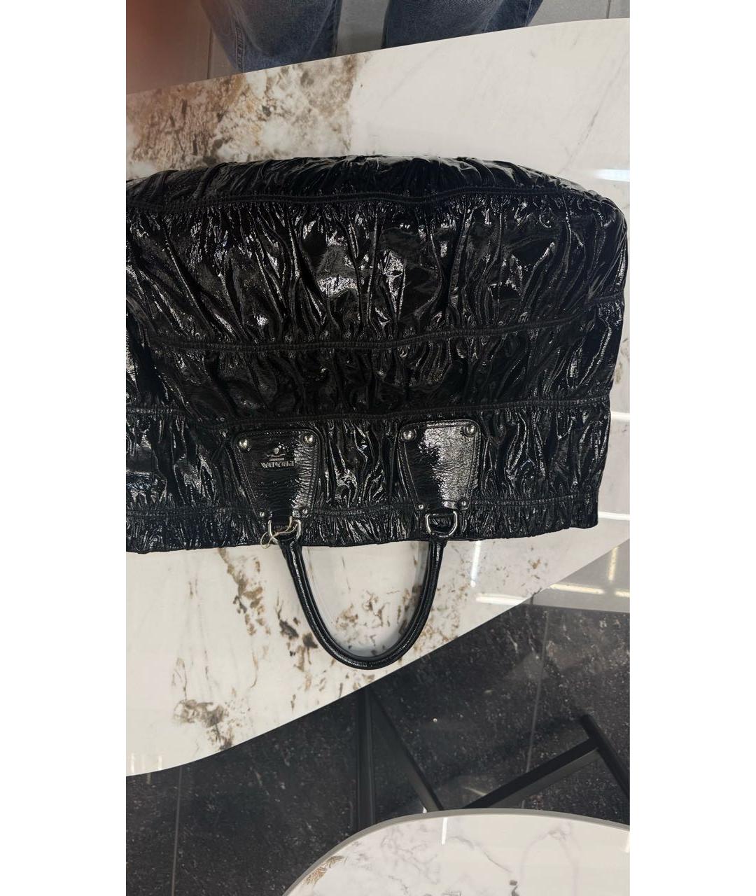 PRADA Черная сумка с короткими ручками из лакированной кожи, фото 6