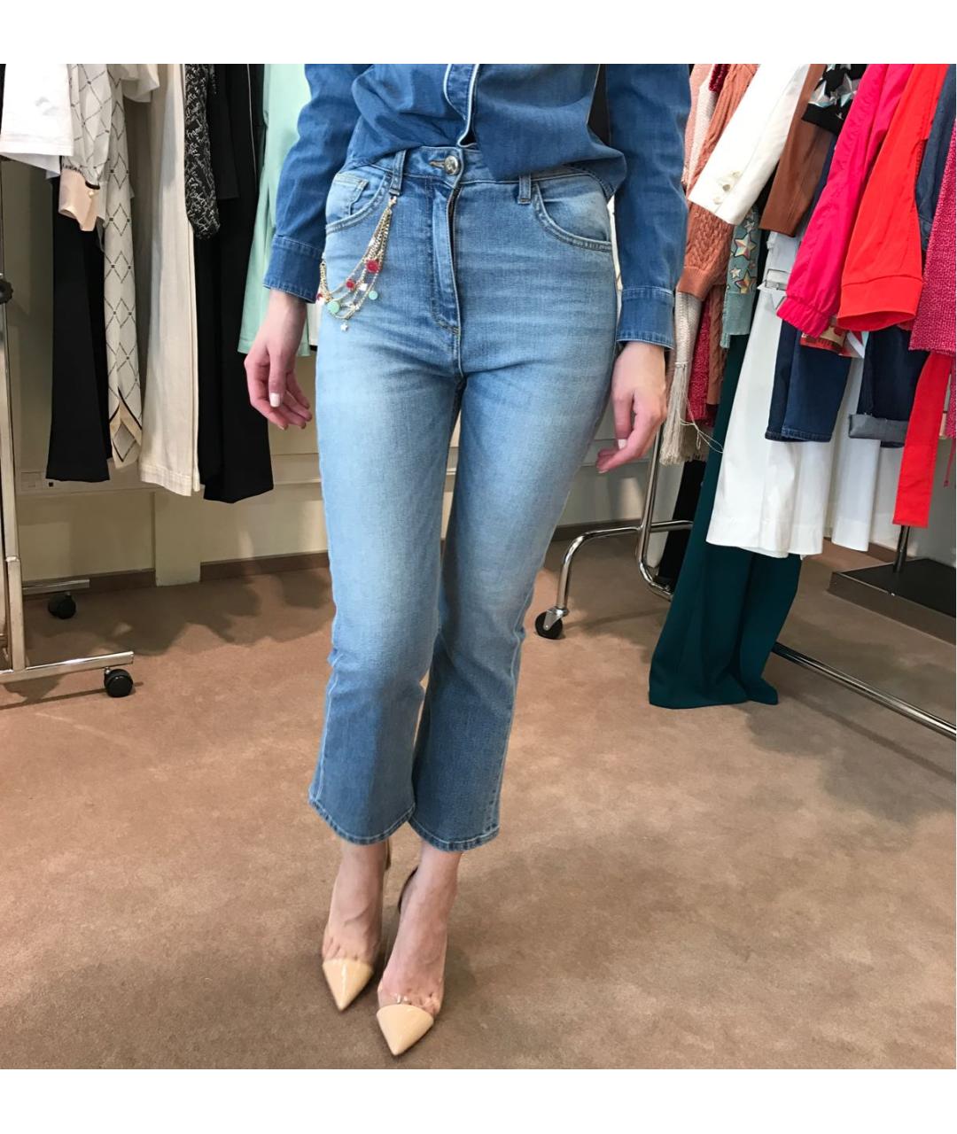 ELISABETTA FRANCHI Голубые хлопко-эластановые джинсы клеш, фото 2