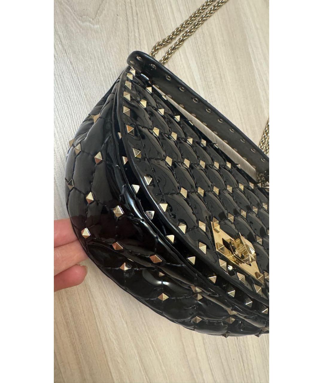 VALENTINO Черная сумка с короткими ручками из лакированной кожи, фото 5
