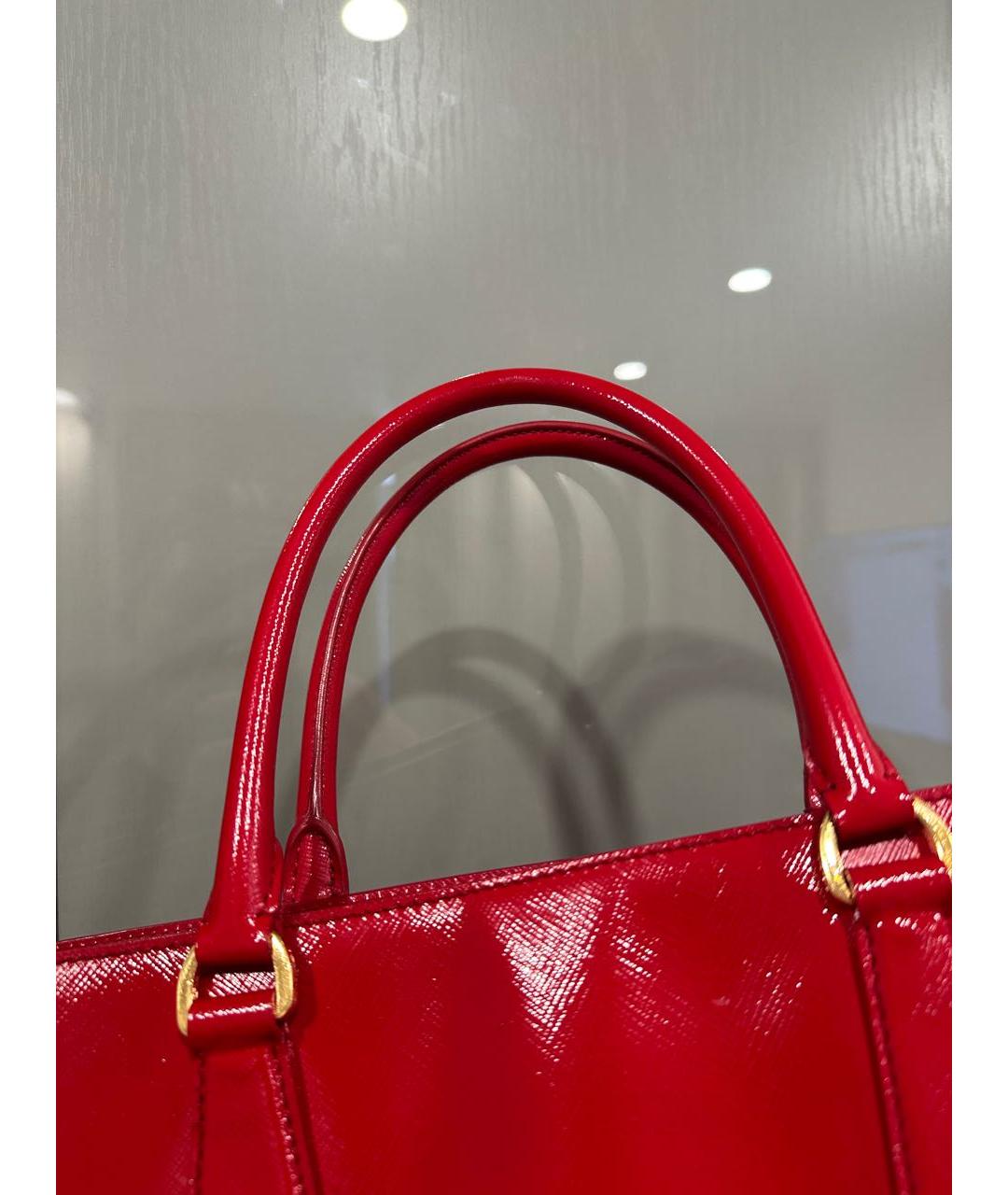 PRADA Красная сумка тоут из лакированной кожи, фото 3