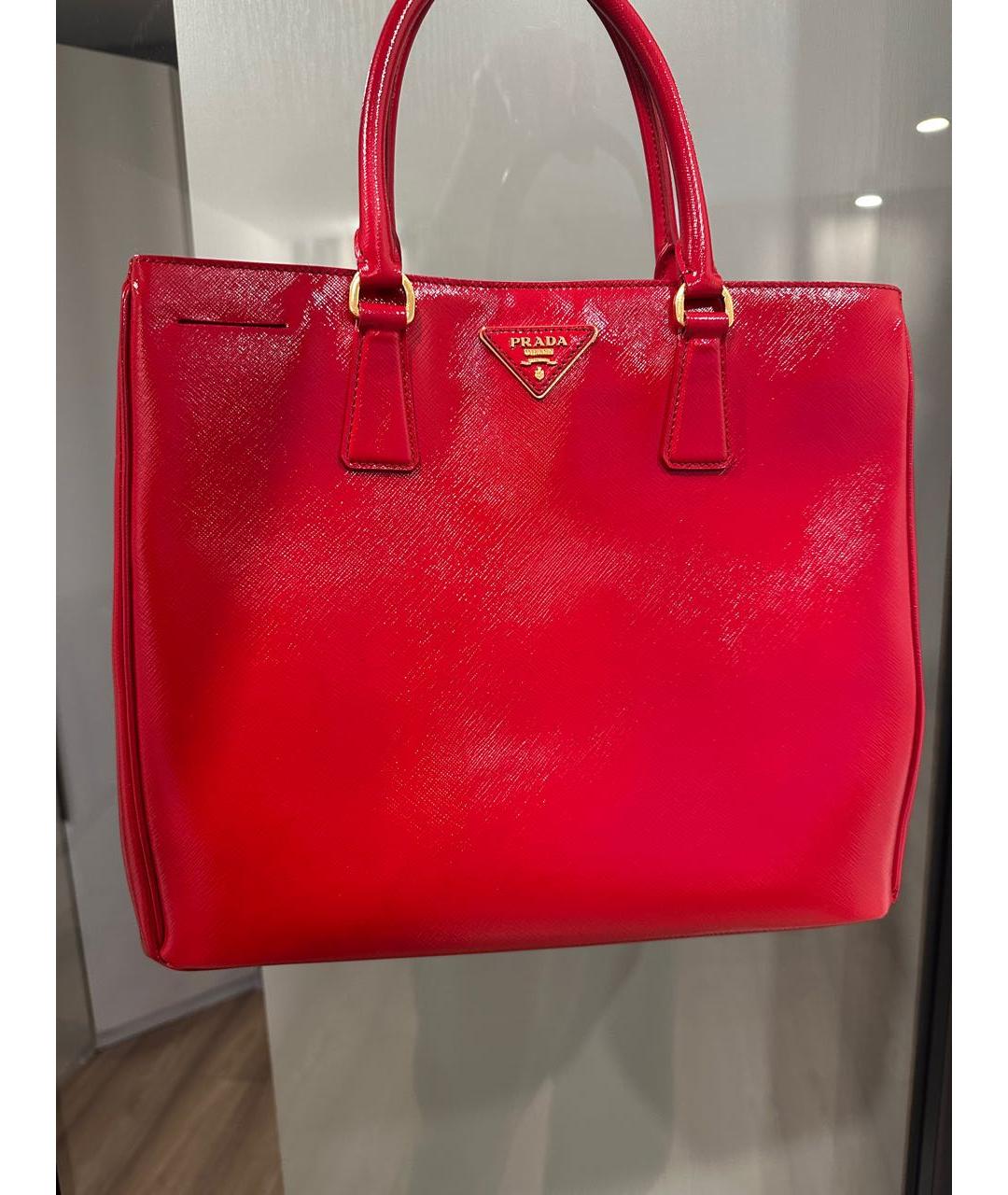 PRADA Красная сумка тоут из лакированной кожи, фото 9