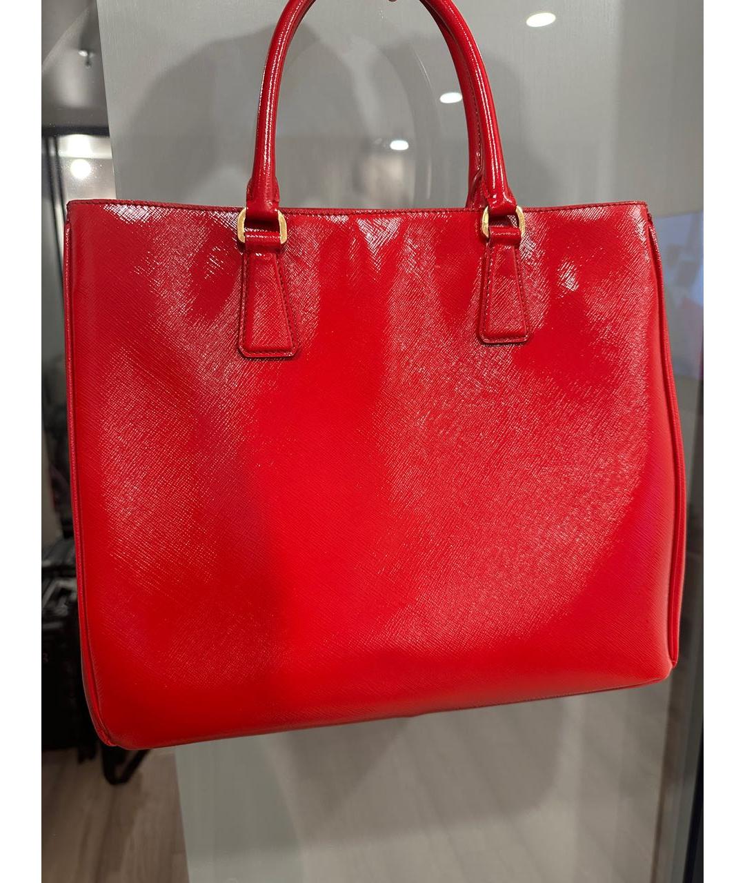 PRADA Красная сумка тоут из лакированной кожи, фото 4