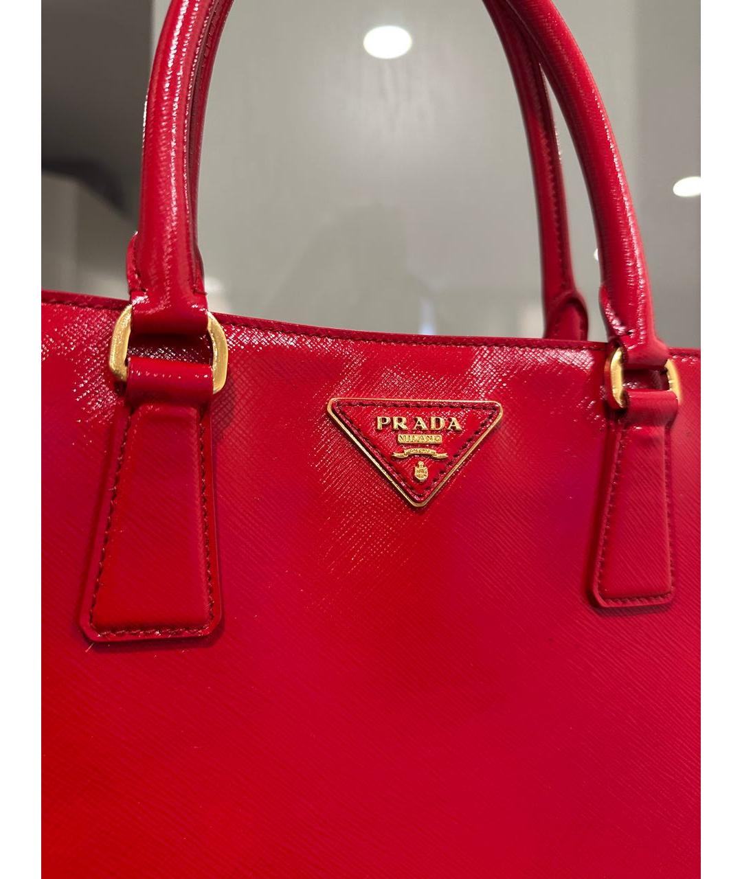 PRADA Красная сумка тоут из лакированной кожи, фото 2