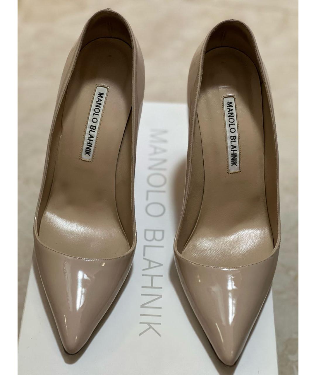 MANOLO BLAHNIK Бежевые туфли из лакированной кожи, фото 2