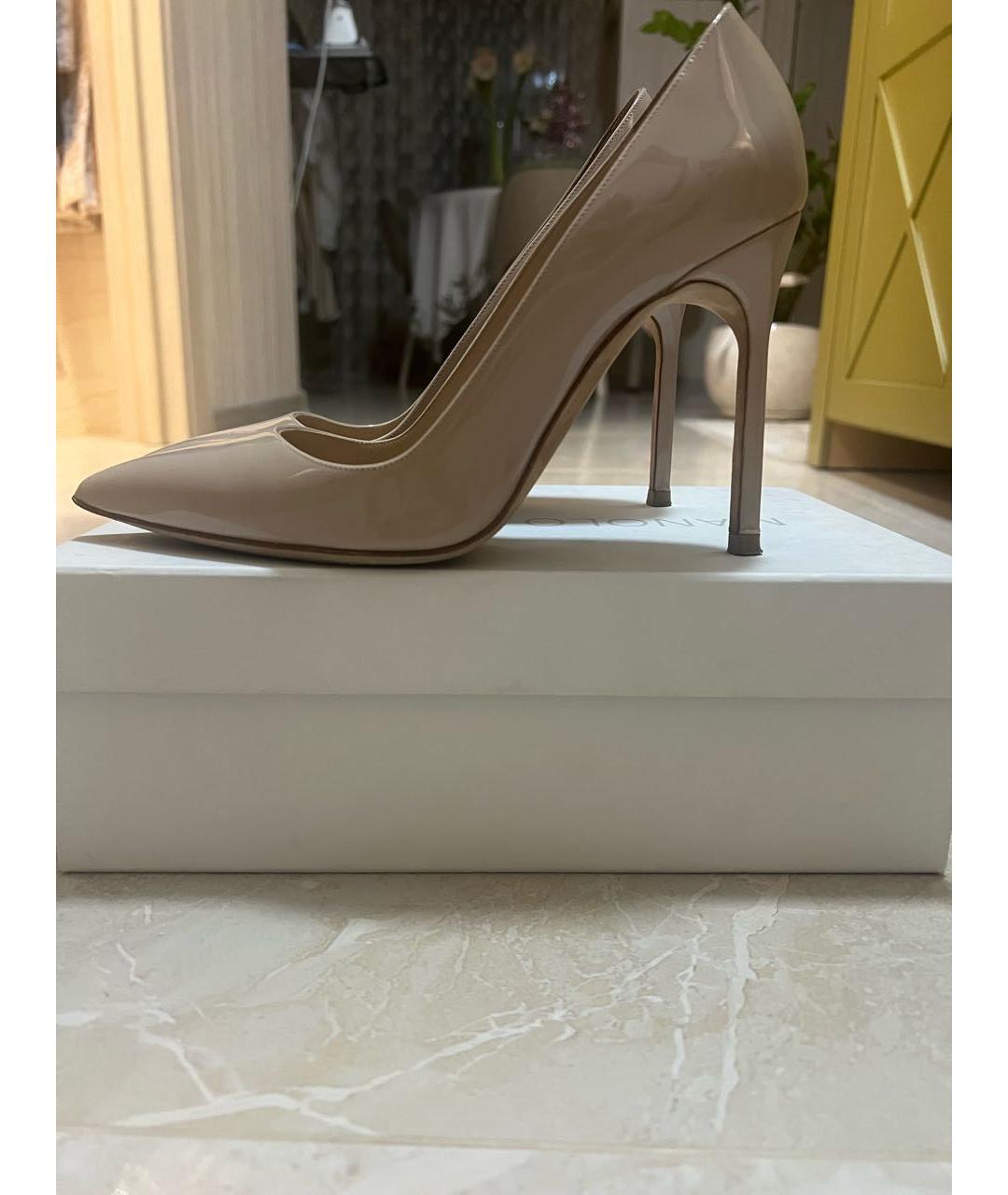 MANOLO BLAHNIK Бежевые туфли из лакированной кожи, фото 7