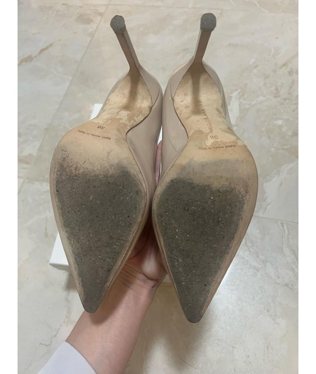 MANOLO BLAHNIK Бежевые туфли из лакированной кожи, фото 6