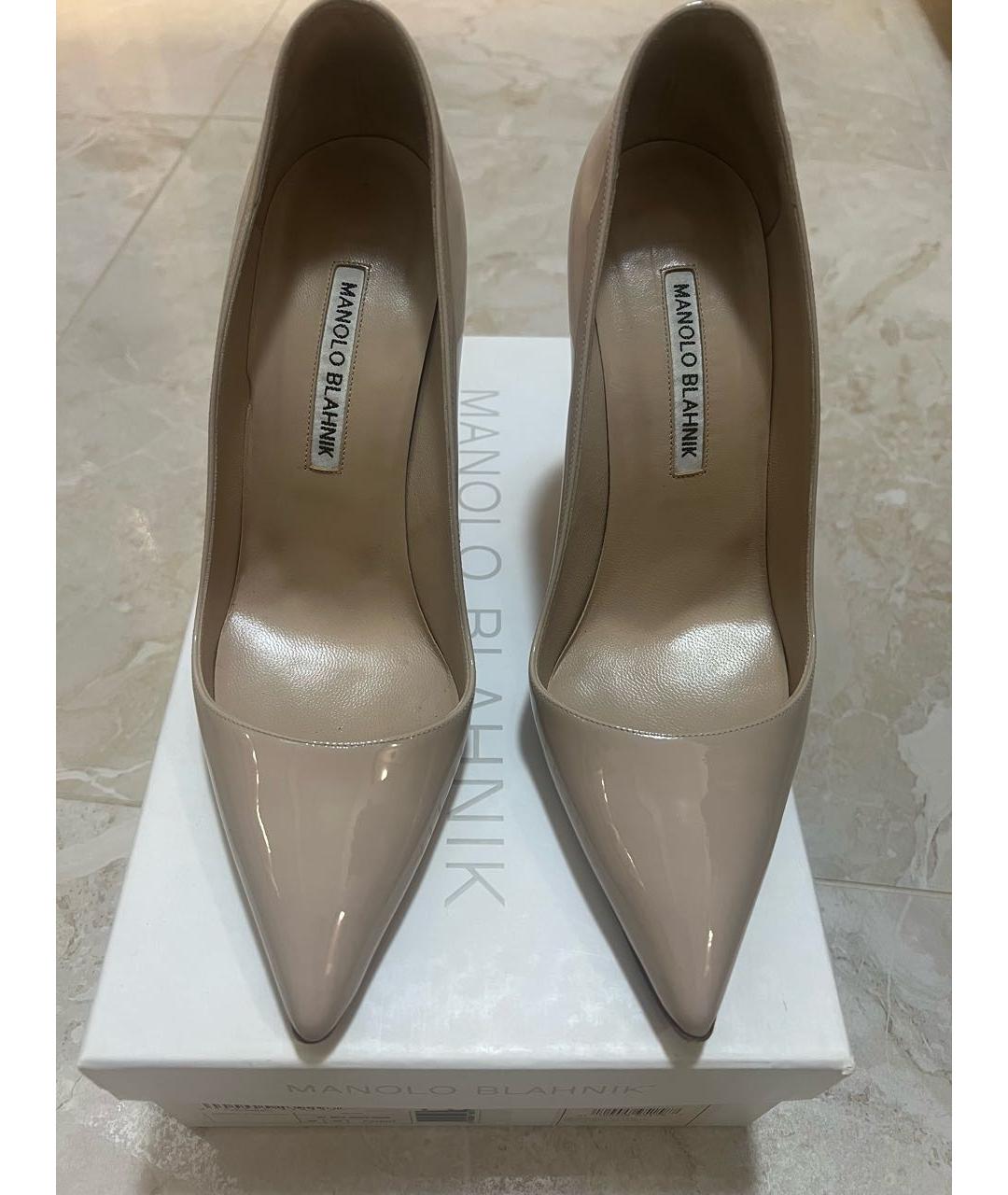 MANOLO BLAHNIK Бежевые туфли из лакированной кожи, фото 4