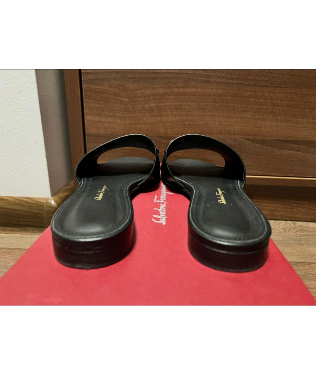 FERRAGAMO Черные кожаные шлепанцы, фото 4