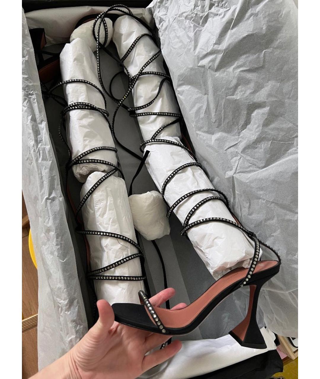 Amina Muaddi Черные текстильные босоножки, фото 5