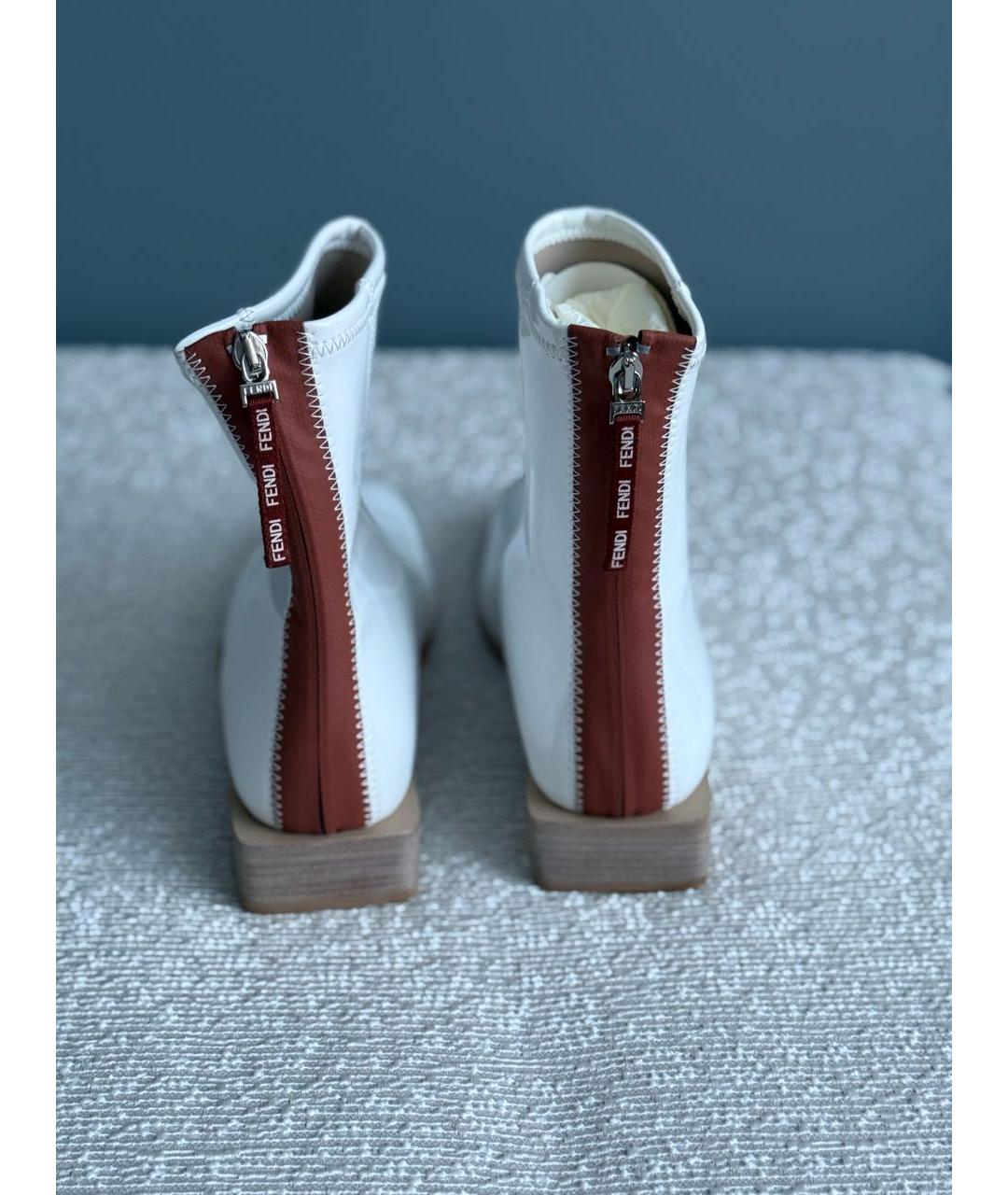 FENDI Белые ботильоны из лакированной кожи, фото 3