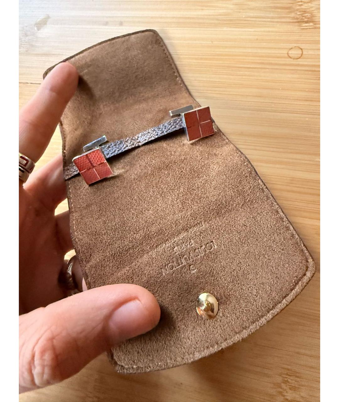 LOUIS VUITTON Коралловые серебряные запонки, фото 4