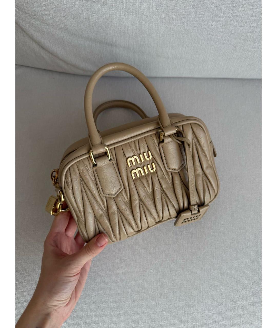 MIU MIU Бежевая кожаная сумка с короткими ручками, фото 2