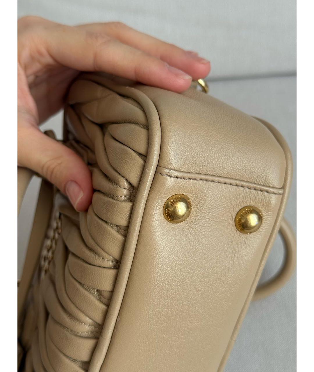 MIU MIU Бежевая кожаная сумка с короткими ручками, фото 6