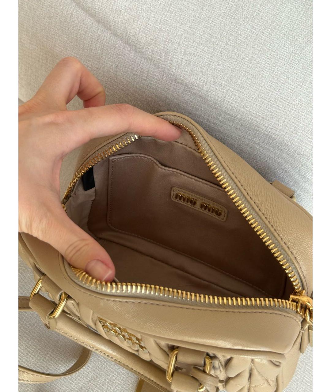 MIU MIU Бежевая кожаная сумка с короткими ручками, фото 4