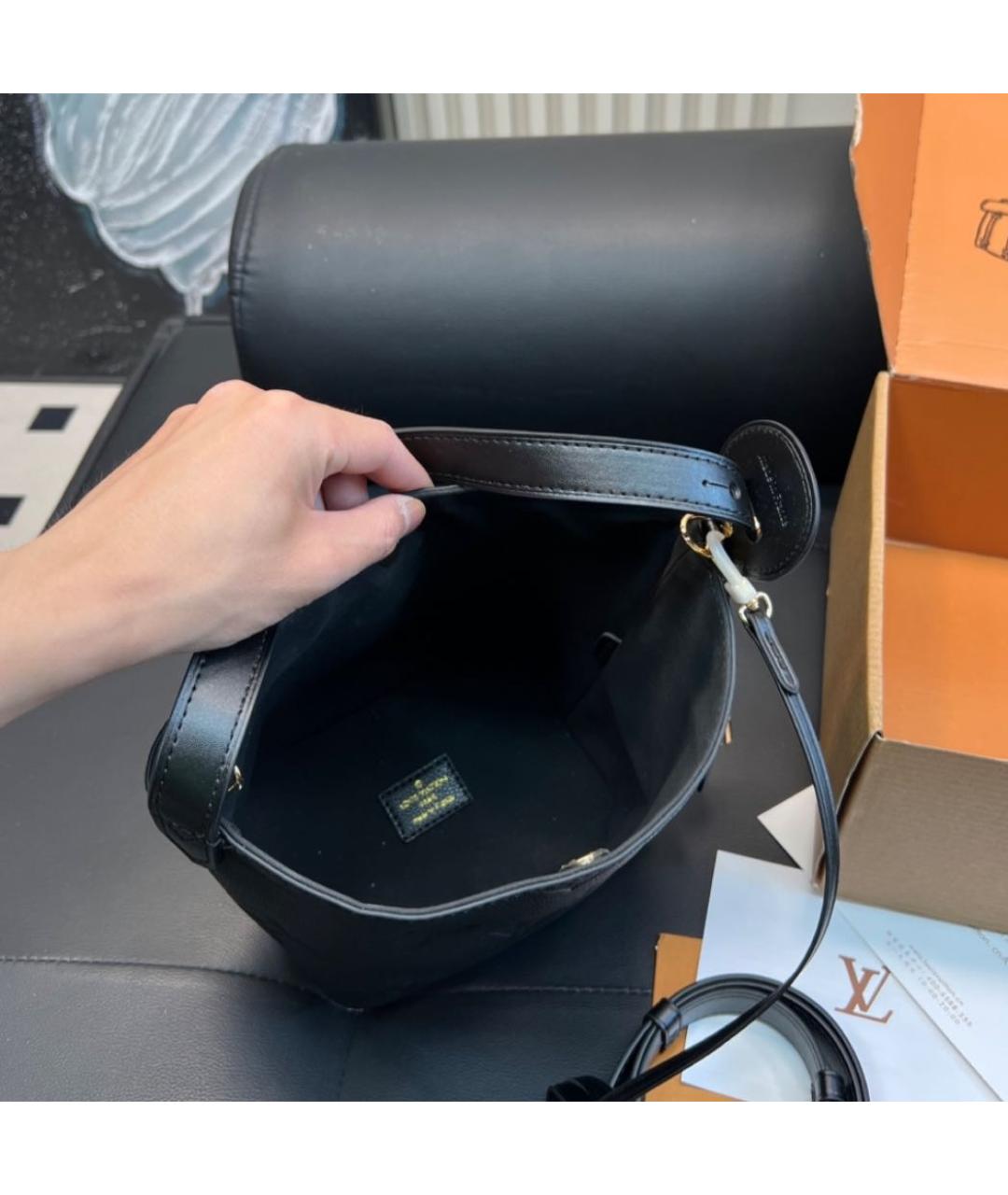 LOUIS VUITTON Черная кожаная сумка с короткими ручками, фото 4