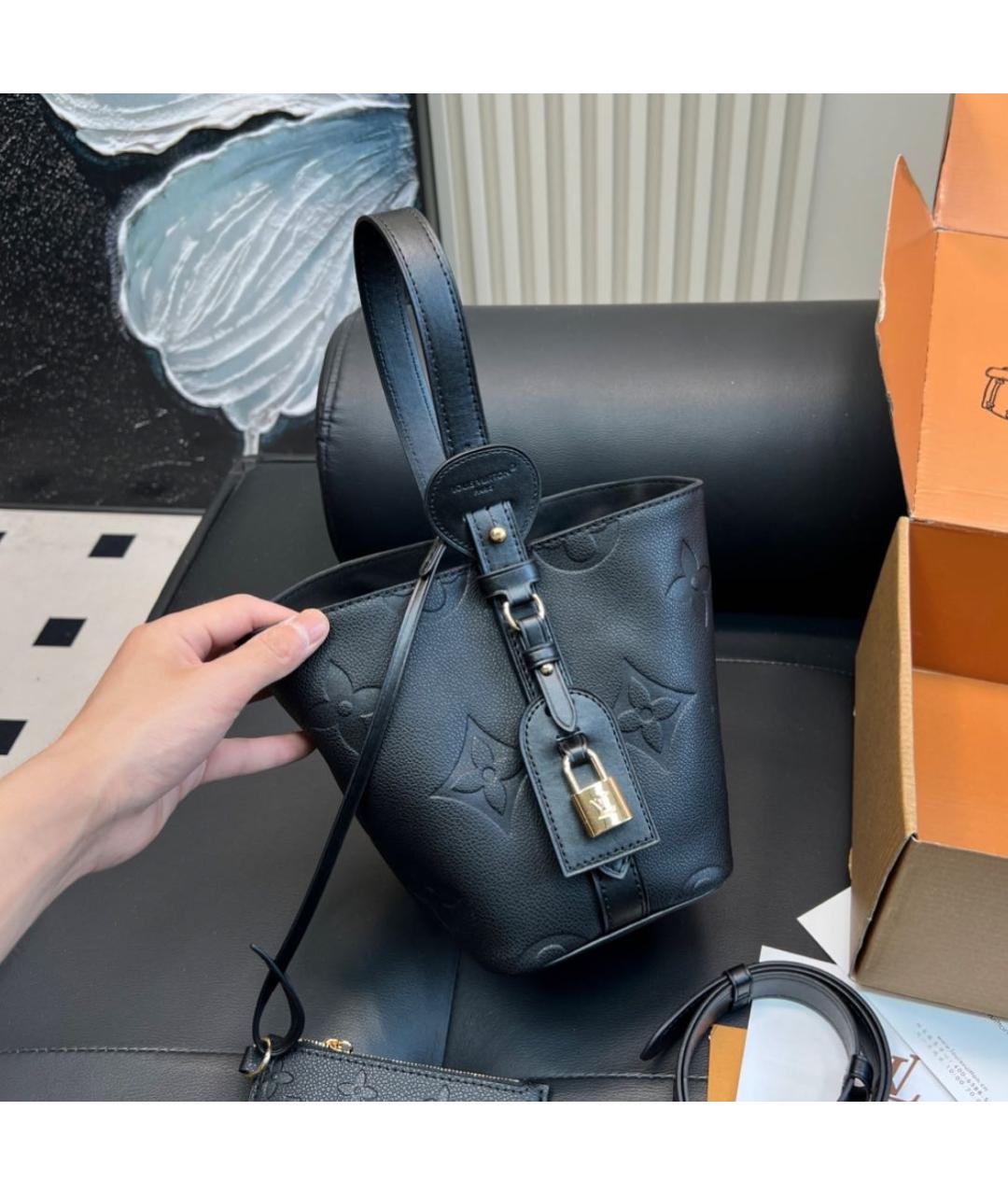 LOUIS VUITTON Черная кожаная сумка с короткими ручками, фото 2