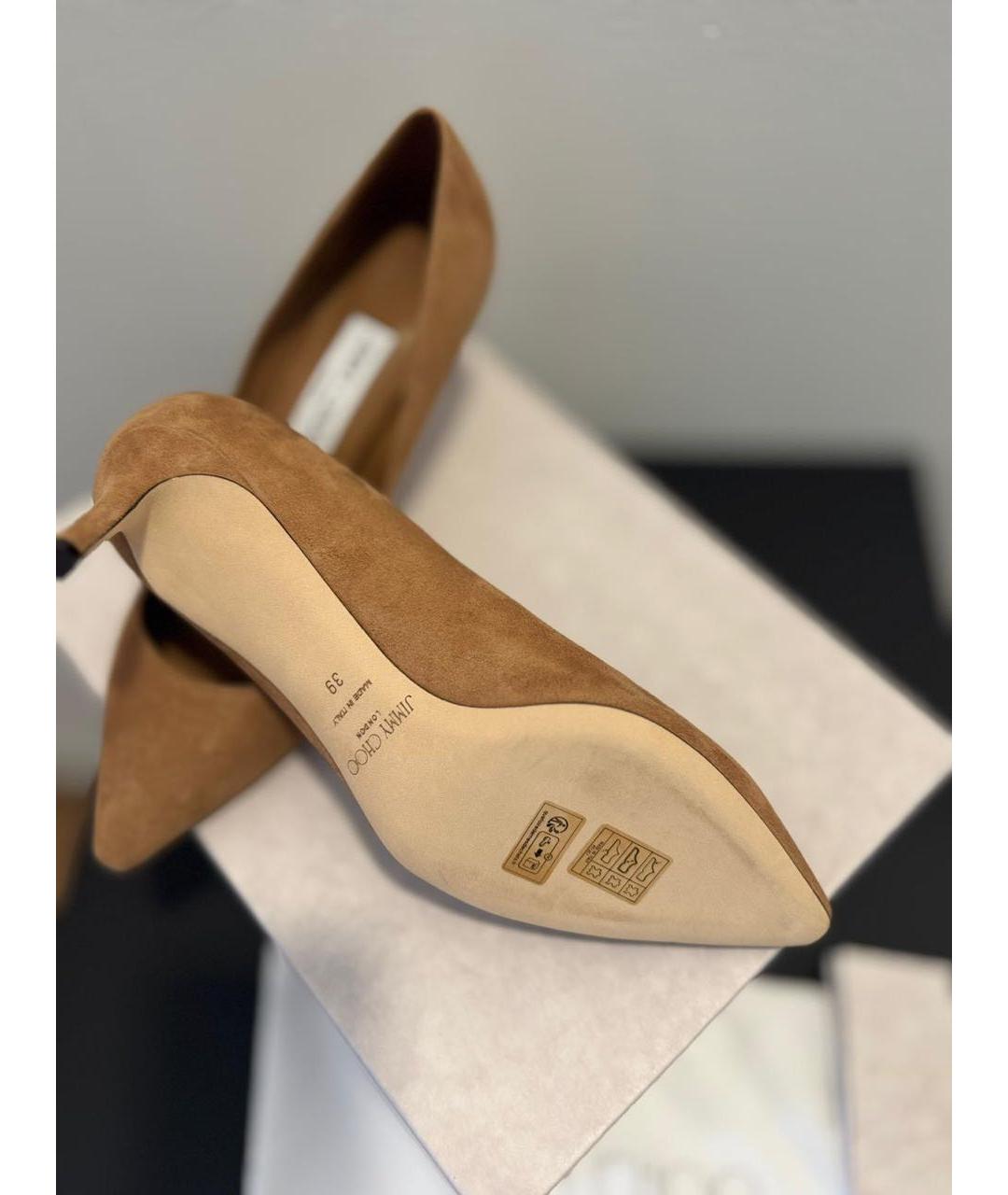 JIMMY CHOO Горчичные замшевые лодочки на низком каблуке, фото 5