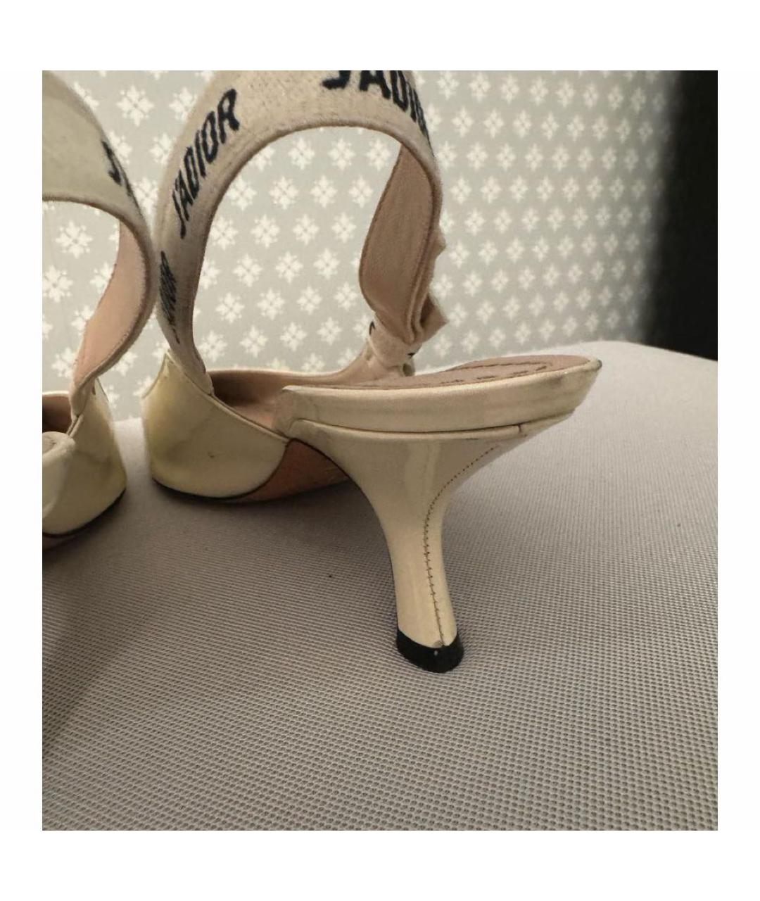 CHRISTIAN DIOR Бежевые лодочки на низком каблуке из лакированной кожи, фото 7